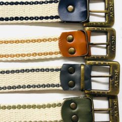 Çocuk kemer de firma isimleri yazılır